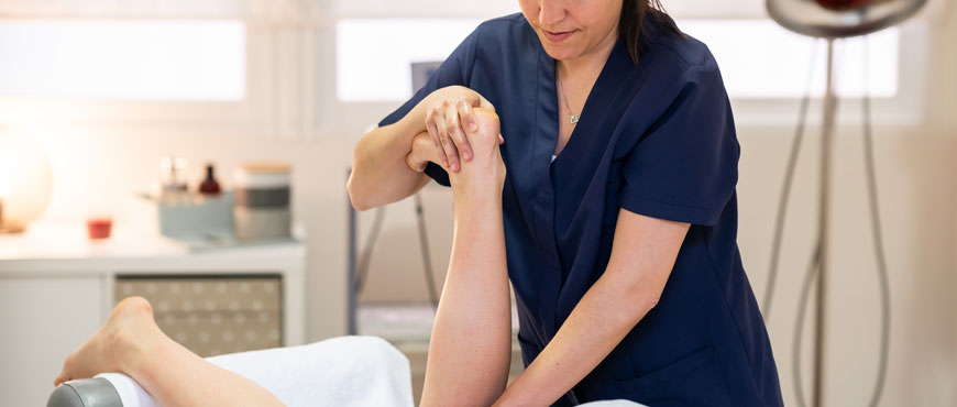 Uniformes para centros de spa y fisioterapia.Ropa laboral para centros de  cuidado de la salud.